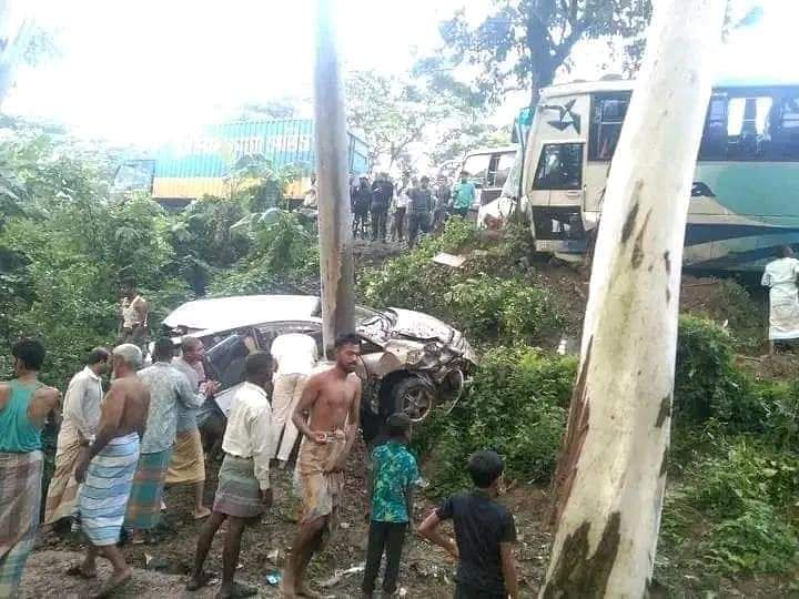 দুর্ঘটনায় পড়া বাস ও প্রাইভেট কার। আজ সকালে চট্টগ্রামের সীতাকুণ্ডের ঢাকা–চট্টগ্রাম মহাসড়কে