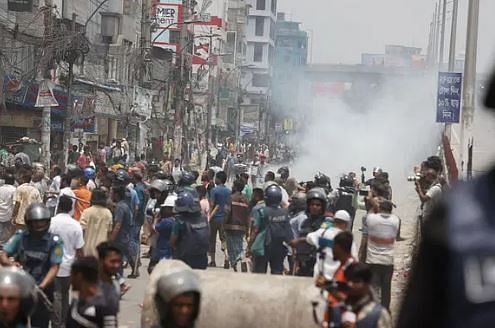 রাজধানীর যাত্রাবাড়ি এলাকায় আন্দোলনকারীদের সঙ্গে পুলিশের সংঘর্ষ