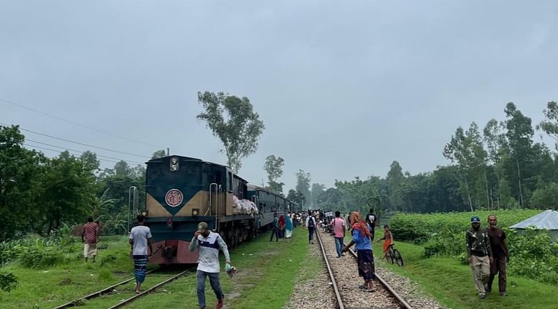 বোনারপাড়া থেকে সান্তাহারগামী ‘ফোর নাইনটি কলেজ ট্রেন’–এর বগি আজ মঙ্গলবার সকালে বগুড়ার সুখানপুকুর রেলস্টেশনে লাইনচ্যুত হয়