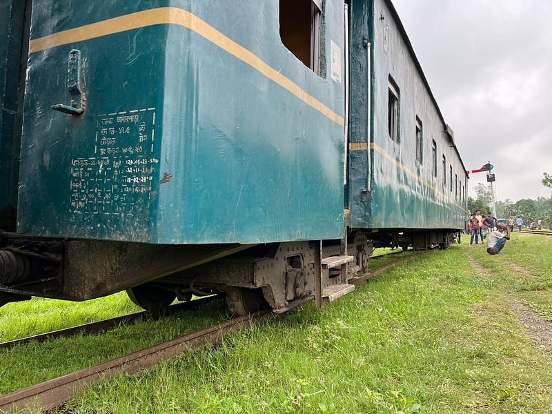 বোনারপাড়া থেকে সান্তাহারগামী ‘ফোর নাইনটি কলেজ ট্রেন’–এর বগি আজ মঙ্গলবার সকালে বগুড়ার সুখানপুকুর রেলস্টেশনে লাইনচ্যুত হয়েছে