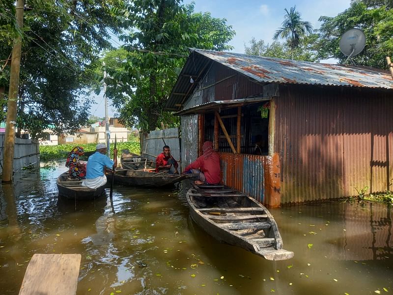 সুনামগঞ্জ সদর উপজেলার হাসনবসত গ্রামের রাস্তাঘাট পানিতে তলিয়ে আছে। তাই নৌকা নিয়ো চলাফেরা করছেন স্থানীয় বাসিন্দারা। গতকাল বিকেলে তোলা