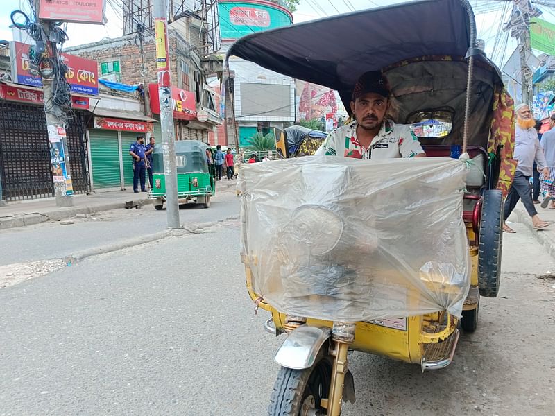 কারফিউয়ে যাত্রীর সংখ্যা কম থাকলেও আয়ের আশায় রিকশা নিয়ে বের হন এক চালক। গতকাল ময়মনসিংহের গাঙ্গিনার পাড় মোড় এলাকায়