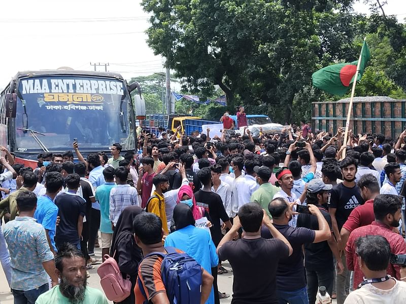 ব্রাহ্মণবাড়িয়ার আশুগঞ্জে আলোচনার একপর্যায়ে সৈয়দ নজরুল ইসলাম সেতুর টোল প্লাজা থেকে অবরোধ তুলে নেন আন্দোলনকারী শিক্ষার্থীরা। বর্তমানে সেখানে যান চলাচল স্বাভাবিক আছে