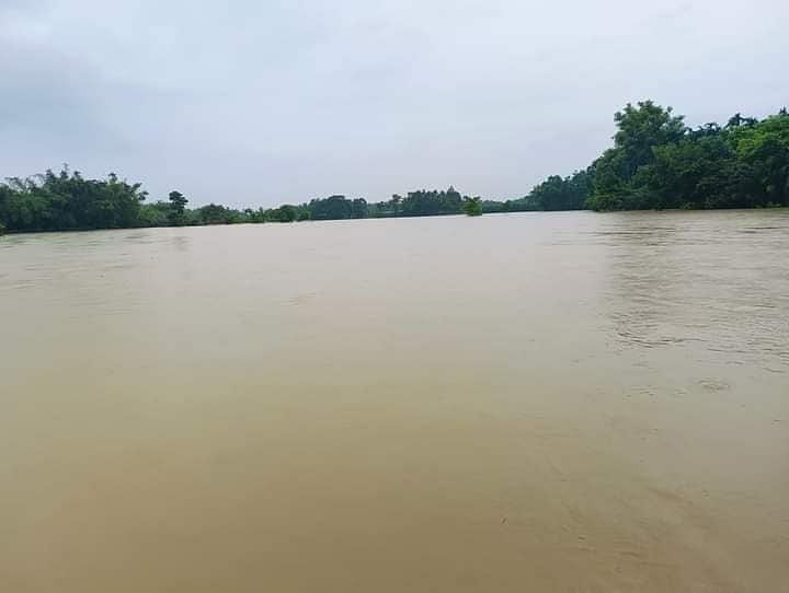 ভারী বর্ষণ ও পাহাড় থেকে নেমে আসা ঢলের পানিতে প্লাবিত উখিয়ার হলদিয়া গ্রাম। আজ দুপুরে