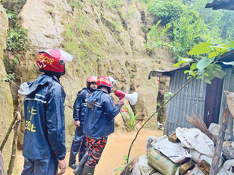 পাহাড়ে ঝুঁকিপূর্ণ বসবাসকারীদের সরে যেতে মাইকিং। গতকাল দুপুরে চট্টগ্রামের রাঙ্গুনিয়া পৌরসভার ইছাখালী গুচ্ছগ্রাম এলাকায়