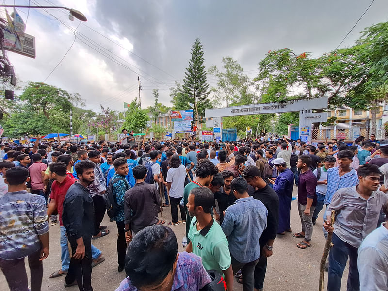 কোটা সংস্কারের দাবিতে বরিশালের সরকারি ব্রজমোহন কলেজের সাধারণ শিক্ষার্থী এবং ছাত্রলীগের কর্মীদের সাথে ধাওয়া পাল্টা ধাওয়ার ঘটনা ঘটে। আজ সকাল থেকে দুপুর পর্যন্ত ক্যাম্পাসে উত্তেজনা বিরাজ করে। এ সময় কয়েকজন আহত হয়।