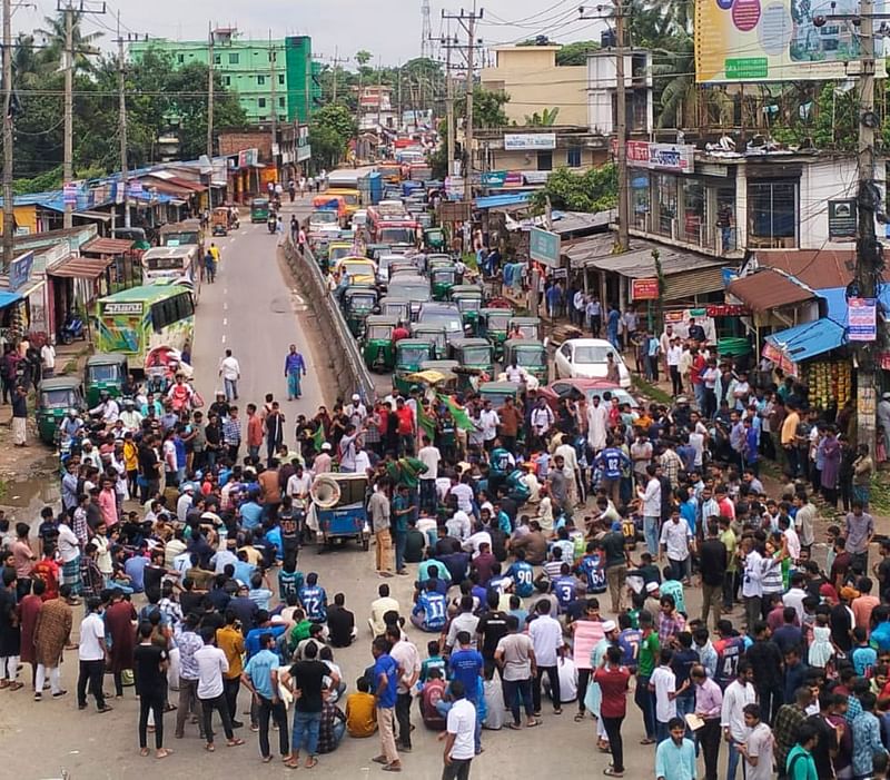 কোটা পদ্ধতি বহালের প্রতিবাদে দ্বিতীয় দিনের মতো  চট্টগ্রাস–খাগড়াছড়ি সড়ক অবরোধ করেন চট্টগ্রাম বিশ্ববিদ্যালয়ের শিক্ষার্থীরা।  আজ দুপুরে বিশ্ববিদ্যালয়ের ১ নম্বর গেটের সামনে থেকে