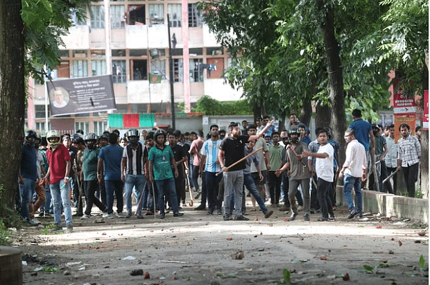 হেলমেট পরে লাঠিসোটা হাতে ছাত্রলীগ