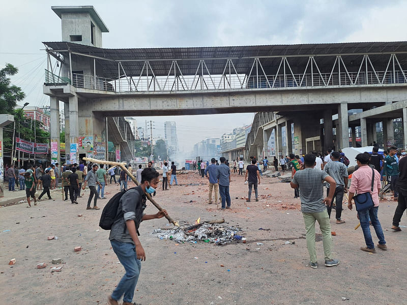 রাজধানীর উত্তরা পূর্ব থানা এলাকায় আন্দোলনকারীরা। পুলিশ থানার সামনে ও ভেতরে অবস্থান নিয়েছে