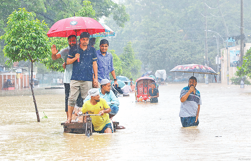 ভোরের তুমুল বৃষ্টিতে পানি জমেছে রাজধানীর বিভিন্ন সড়কে। কোথাও হাঁটুপানি, কোথাও কোমরসমান। অনেক এলাকায় বিকল হয়ে পড়েছে যানবাহন। গন্তব্যে যেতে বেগ পেতে হয়েছে নগরবাসীকে। গতকাল বেলা একটায় নিউমার্কেট–সংলগ্ন আজিমপুর সড়কে