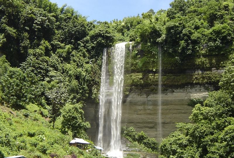 রাঙামাটির বরকল উপজেলার সুবলং ঝরনা। গত রোববার তোলা