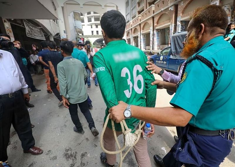 ‘শিশু আইনের ৪৪(৩) ধারা অনুযায়ী, গ্রেপ্তার করার পর শিশুকে কোনো অবস্থাতেই হাতকড়া বা মাজায় দড়ি বা রশি পরাতে পারবে না পুলিশ। কিন্তু আমরা সেই আইন লঙ্ঘন হতে দেখলাম’