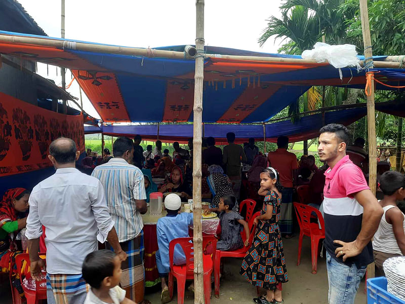 আমন্ত্রিত অতিথিদের বাড়ির উঠানে খাবার পরিবেশন করা হয়। গতকাল সোমবার ময়মনসিংহের ঈশ্বরগঞ্জ উপজেলার রাজেন্দ্রপুর গ্রামে