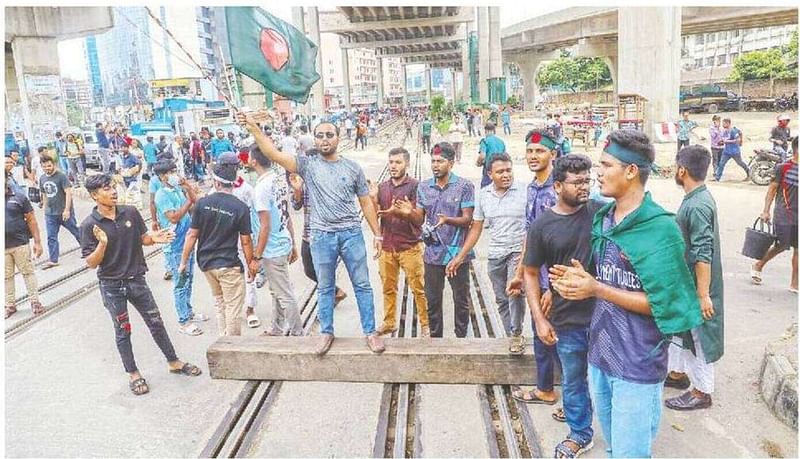 সরকারি চাকরিতে কোটা সংস্কারের দাবিতে শিক্ষার্থীদের ব্লকেড কর্মসূচি অব্যাহত রয়েছে