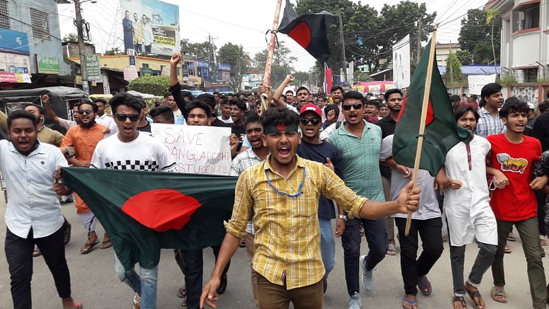 বৃহস্পতিবার দুপুরে কোটা সংস্কার দাবিতে এবং চলমান আন্দোলনে হামলা ও হত্যার প্রতিবাদে পঞ্চগড়ে বিক্ষোভ মিছিল করেছেন বিভিন্ন শিক্ষাপ্রতিষ্ঠানের সাধারণ শিক্ষার্থীরা। ছবিটি জেলা শহরের ইসলামবাগ এলাকায়