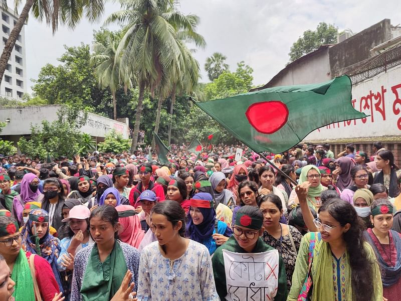 কোটা সংস্কারের দাবিতে ঢাকা বিশ্ববিদ্যালয় থেকে শিক্ষার্থীরা জড়ো হয়ে বিক্ষোভ করে রাষ্ট্রপতি বরাবর স্মারকলিপি দিতে মিছিল বের করেন। ঢাকা বিশ্ববিদ্যালয় এলাকায়