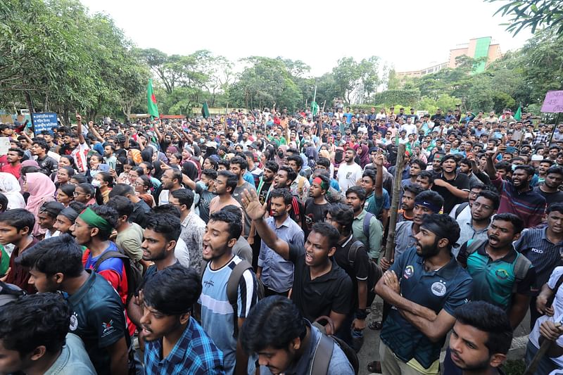 সিলেটের শাহজালাল বিজ্ঞান ও প্রযুক্তি বিশ্ববিদ্যালয়ের শিক্ষার্থীরা ক্যাম্পাসে বিক্ষোভ করেন