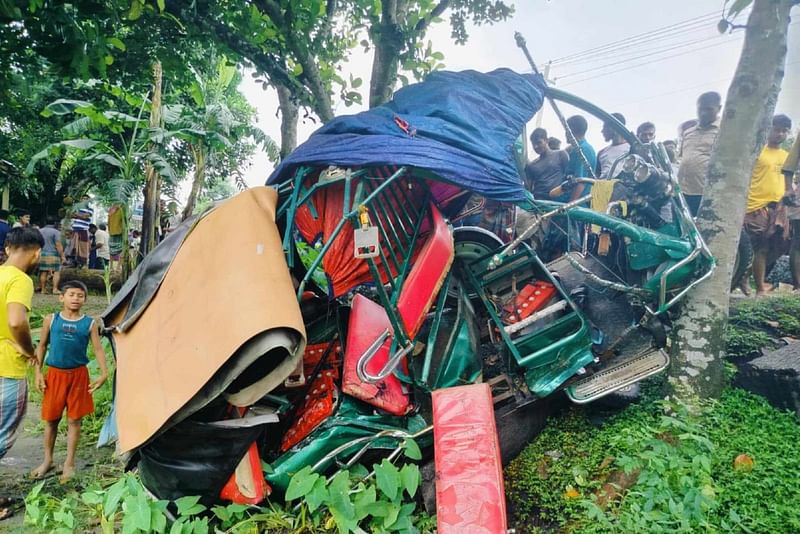 ময়মনসিংহ-কিশোরগঞ্জ মহাসড়কে ট্রাকের ধাক্কায় দুমড়েমুচড়ে যাওয়া ইজিবাইক। আজ মঙ্গলবার বিকেলে ঈশ্বরগঞ্জের শর্শী এলাকায়