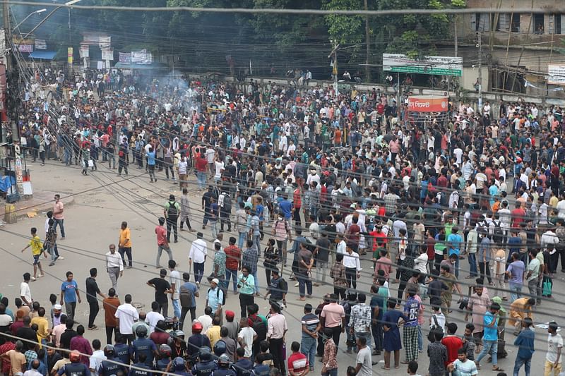 কোটা আন্দোলনকারী শিক্ষার্থীদের শান্তিপূর্ণ মিছিলে ককটেল হামলা চালায় ছাত্রলীগ। আজ মঙ্গলবার বগুড়া শহরের সাতমাথায়