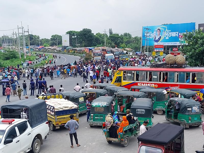 সরকারি চাকরিতে কোটা পুনর্বহালের প্রতিবাদে ঢাকা-টাঙ্গাইল মহাসড়ক অবরোধ করে বিক্ষোভ করেন টাঙ্গাইলের মাওলানা ভাসানী বিজ্ঞান ও প্রযুক্তি বিশ্ববিদ্যালয়ের শিক্ষার্থীরা