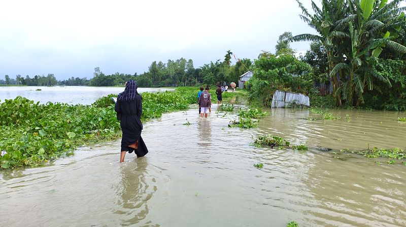 জামালপুরে নদীর তীরবর্তী নিম্নাঞ্চল প্লাবিত হতে শুরু করেছে। গতকাল দুপুরে ইসলামপুর উপজেলার দেলিপাড় এলাকায়