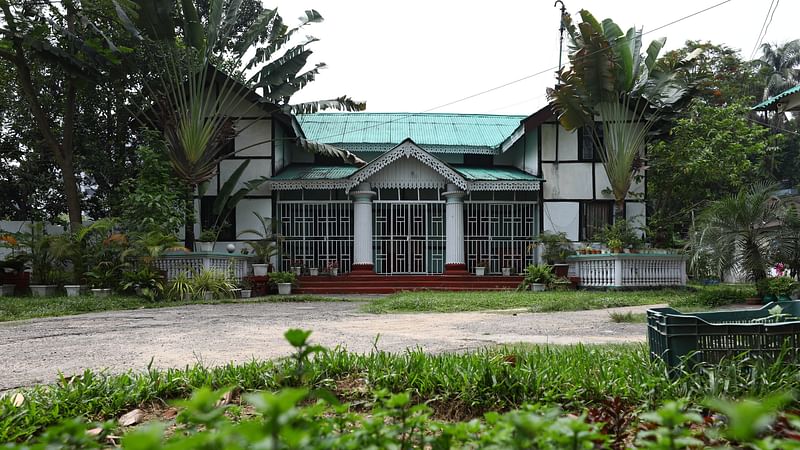 সিলেটের তাঁতীপাড়ার এই আসাম বাড়িও অনেক বছরের পুরানো। বাড়িটির সামনের কারুকার্য যে কারও নজর কাড়বে