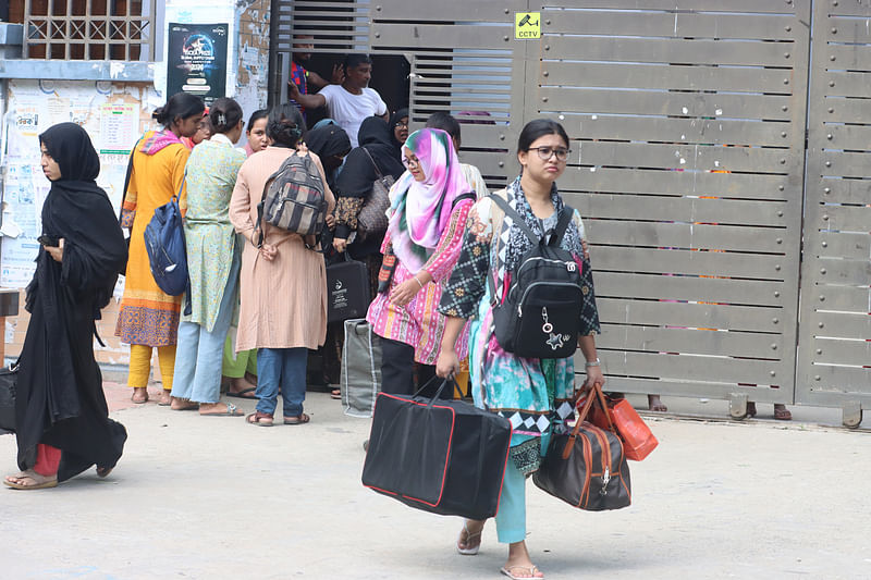 হল ছাড়ছেন শিক্ষার্থীরা। আজ বুধবার সকালে রাজশাহী বিশ্ববিদ্যালয়ের বঙ্গমাতা হলের সামনে