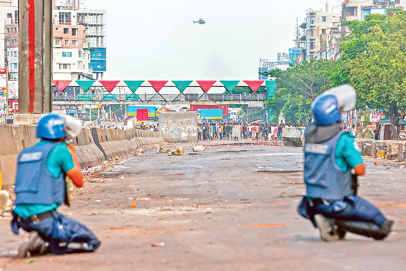 কোটা সংস্কার আন্দোলন ঘিরে টানা পাঁচ দিন ঢাকা-চট্টগ্রাম মহাসড়কে বিক্ষোভকারীদের সঙ্গে পুলিশের সংঘর্ষ হয়