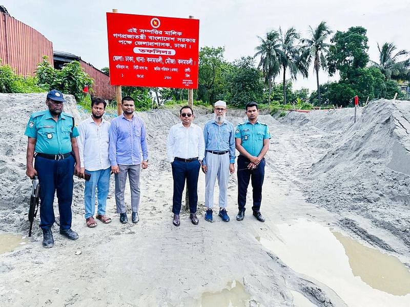 বালু ব্যবসায়ীদের কাছ থেকে খাসজমি উদ্ধারের পর সেখানে সাইনবোর্ড টাঙিয়ে দেওয়া হয়। ঢাকা, ০৪ জুলাই