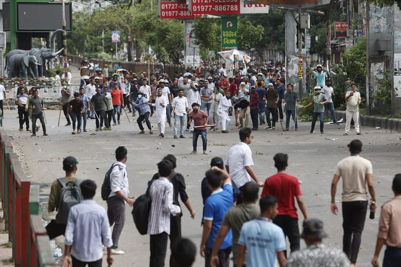 সায়েন্স ল্যাবরেটরি মোড় এলাকায় মুখোমুখি অবস্থানে আন্দোলনকারী শিক্ষার্থী, আওয়ামী লীগসহ সহযোগী সংগঠনগুলোর নেতা-কর্মীরা