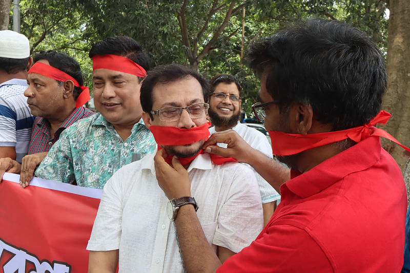 দেশব্যাপী ছাত্র হত্যার প্রতিবাদে রাজশাহী বিশ্ববিদ্যালয়ের শিক্ষকেরা মুখে লাল কাপড় বেঁধে র‌্যালি করেন। মঙ্গলবার দুপুরে ক্যাম্পাসে