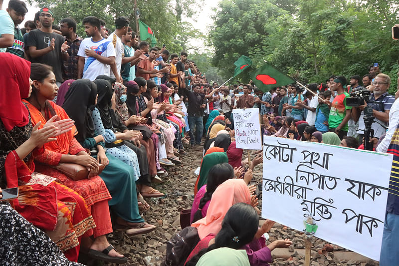 কোটাপদ্ধতি সংস্কারের দাবিতে ঢাকা–রাজশাহী রেলপথ অবরোধ করেছেন শিক্ষার্থীরা। আজ শুক্রবার বিকেল ৫টার দিকে রাজশাহী বিশ্ববিদ্যালয়ের স্টেশনবাজার–সংলগ্ন রেললাইনে