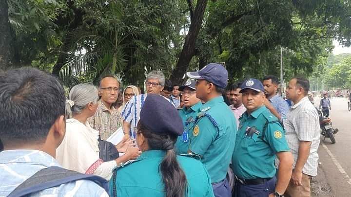 ঢাকা মেডিকেল কলেজ হাসপাতালের সামনে ‘মৌন অবস্থান’ কর্মসূচি পালন করতে গেলে পুলিশ বাধা দেয়। ৩০ জুলাই, ঢাকা