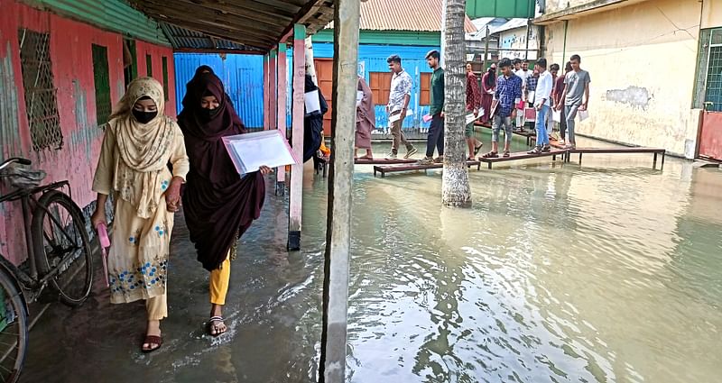 উজান থেকে নেমে আসা পাহাড়ি ঢল ও ভারী বর্ষণে জামালপুরের বন্যা পরিস্থিতি অপরিবর্তিত রয়েছে। এইচএসসি পরীক্ষার একটি কেন্দ্রের বারান্দাসহ প্রবেশপথে পানি উঠেছে। তাই পানিতে বেঞ্চ ফেলে পরীক্ষার্থীরা কেন্দ্রে প্রবেশ করছেন। বেলগাছা মাধ্যমিক বিদ্যালয় ও বিএম কলেজ কেন্দ্র, ইসলামপুর, জামালপুর, ৭ জুলাই