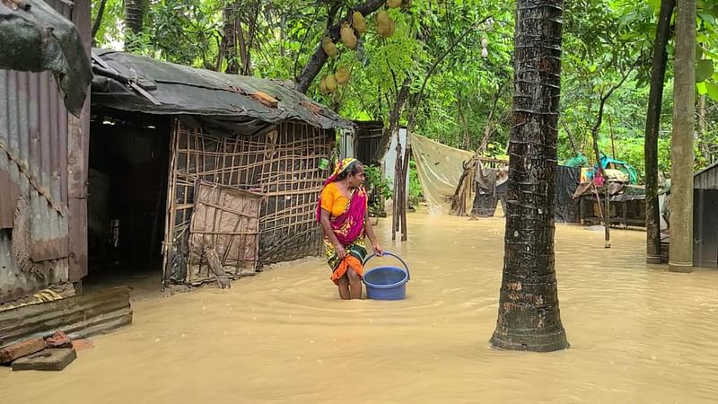 ‌ঢলের পা‌নিতে শহর রক্ষা বাঁধ ভে‌ঙে বাড়িঘর প্লা‌বিত হয়েছে। বা‌ড়ির উঠানে পা‌নি ওঠায় বিপাকে অনেক প‌রিবার। মঙ্গলবার বিকেলে উপজেলার গোল্লারপাড় গ্রামে