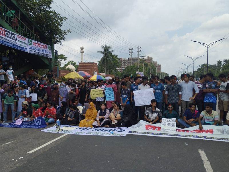 কোটা পদ্ধতিকে সংস্কারের এক দফা দাবিতে ঢাকা-আরিচা মহাসড়ক অবরোধ করেছেন জাহাঙ্গীরনগর বিশ্ববিদ্যালয়ের শিক্ষার্থীরা। আজ বুধবার বেলা সাড়ে ১১টার দিকে