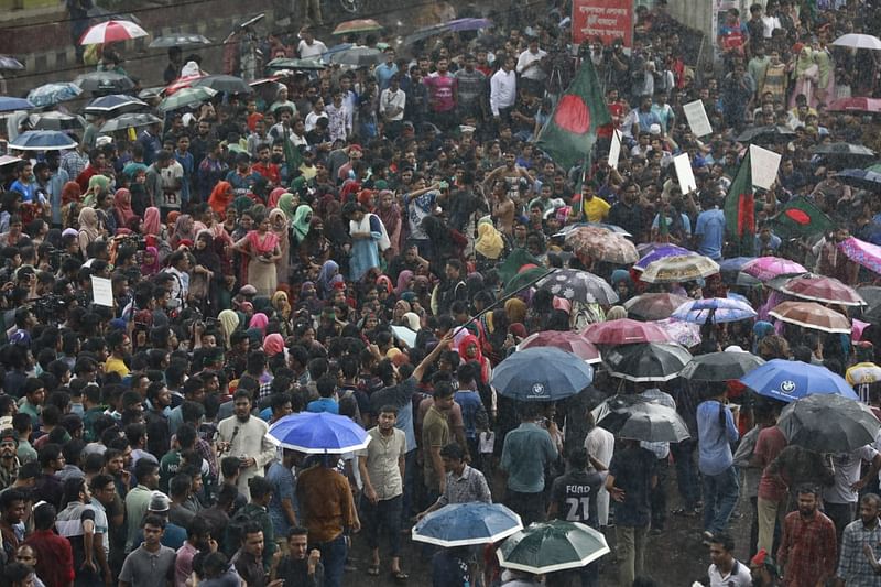 বৃষ্টির মধ্যে শাহবাগ মোড়ে আন্দোলনকারীরা