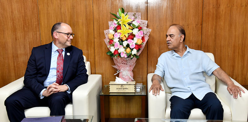 বাংলাদেশে নিযুক্ত যুক্তরাষ্ট্রের রাষ্ট্রদূত পিটার হাস (বাঁয়ে) ও বেসামরিক বিমান পরিবহন ও পর্যটন মন্ত্রণালয়ের মন্ত্রী মুহাম্মদ ফারুক খান।