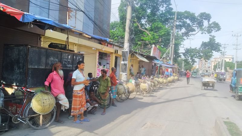 চলমান পরিস্থিতিতে শ্রমজীবী মানুষেরা কাজ পাচ্ছেন না। ঢালি, কোদাল, সাইকেল নিয়ে তাঁদের অপেক্ষা। আজ শুক্রবার সকাল সাড়ে আটটার দিকে নগরের তালাইমারী এলাকায়