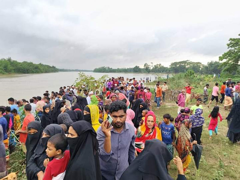 নেত্রকোনার দুর্গাপুরে সোমেশ্বরী নদীতে নৌকা ডুবে শিক্ষার্থী রেখা আক্তার নিখোঁজের খবরে তীরে স্বজন ও স্থানীয় লোকজনের ভিড়। বৃহস্পতিবার দুপুরে উপজেলার কেরনখলা-খালিশাপাড়া ফেরিঘাট এলাকায়