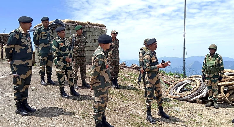 কাশ্মীরের কুপওয়ারায় জঙ্গি হামলার পর সেই এলাকা পরিদর্শন করেন ঊর্ধ্বতন সেনা কর্মকর্তারা। ১৫ জুলাই