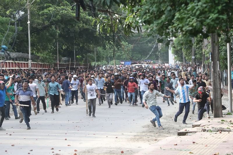 ঢাকা বিশ্ববিদ্যালয় ক্যাম্পাসে ছাত্রলীগের নেতা–কর্মীরা কোটা সংস্কার আন্দোলনকারীদের ধাওয়া করছেন। ঢাকা, ১৫ জুলাই