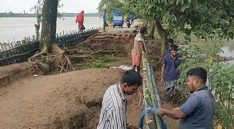 সুনামগঞ্জে বন্যার পানির তোড়ে ভেঙে যাওয়া সড়ক মেরামতের কাজ চলছে। গতকাল দুপুরে সদর উপজেলার ধারারগাঁও-ব্রাহ্মণগাঁও সড়কে