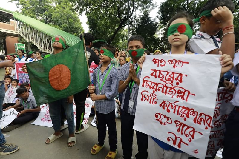 মিরনজিল্লা হরিজন কলোনির বাসিন্দাদের উচ্ছেদের প্রতিবাদে জাতীয় প্রেসক্লাবের সামনে মানববন্ধন শেষে মৎস্য ভবন মোড়ে সংক্ষিপ্ত সমাবেশ অনুষ্ঠিত হয়। ঢাকা, ১৩ জুলাই