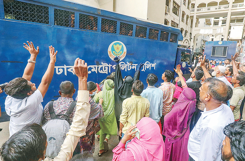 গ্রেপ্তার হওয়া ব্যক্তিদের প্রিজন ভ্যানে কারাগারে নেওয়ার পথে স্বজনদের আকুতি। গত ২৮ জুলাই বিকেলে রাজধানীর সিএমএম কোর্ট প্রাঙ্গণে