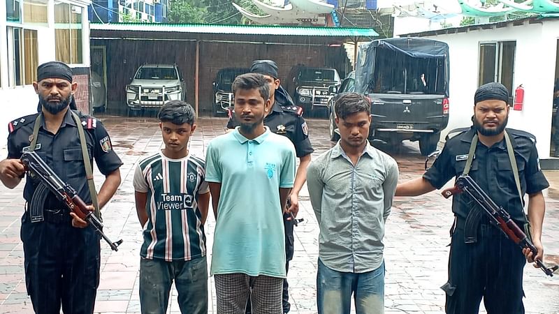 কক্সবাজারের উখিয়ার মধুরছড়া আশ্রয়শিবিরে র‍্যাবের অভিযানে জি-থ্রি রাইফেলসহ গ্রেপ্তার আরসার তিন সন্ত্রাসী। আজ দুপুরে