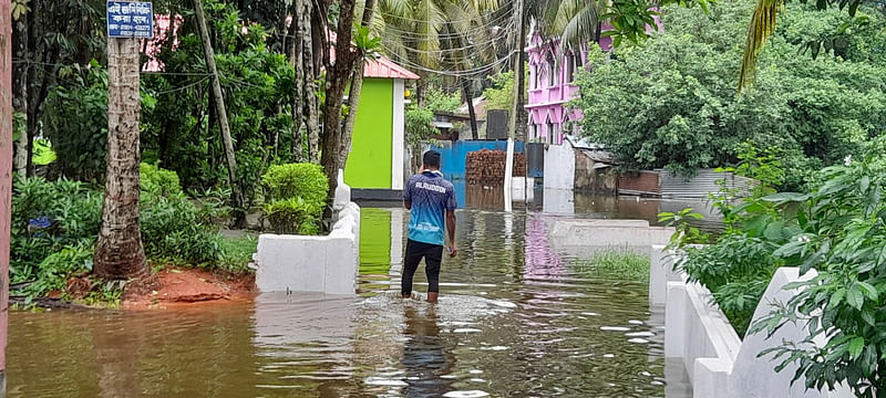 টানা বৃষ্টিতে জলাবদ্ধতা দেখা দিয়েছে নোয়াখালীর শহরে। এ সময় অনেক বাড়িতেও পানি ওঠে। আজ সকালে শহরের লক্ষীনারায়ণপুর এলাকার সৈয়দ বাড়িতে