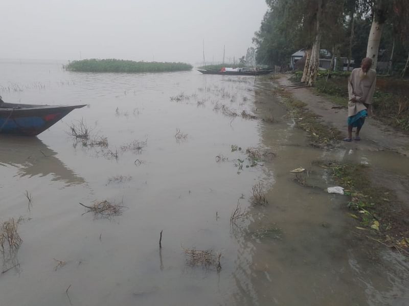 ব্রহ্মপুত্র ও ঘাঘট নদের পানি বেড়েছে। আজ বৃহস্পতিবার দুপুরে গাইবান্ধা সদর উপজেলার কামারজানি ইউনিয়নের কড়ইবাড়ি এলাকায় ব্রহ্মপুত্র নদ-সংলগ্ন গ্রামে