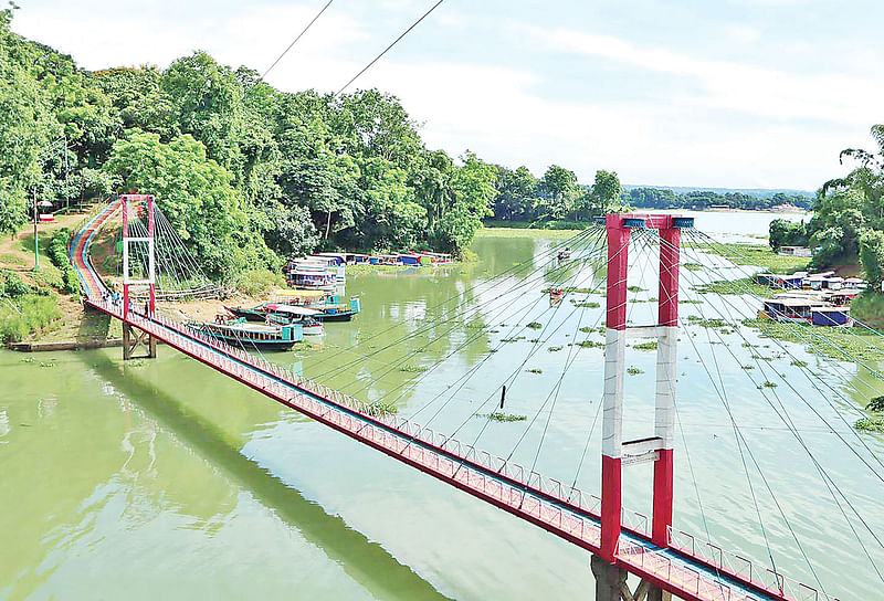 পর্যটকশূন্য রাঙামাটির ঝুলন্ত সেতু। শনিবার সকালে