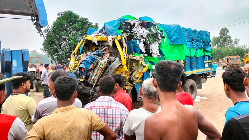 দুর্ঘটনা কবলিত ট্রাকের সামনের অংশ দুমড়েমুচড়ে গেছে। আজ সকালে দিনাজপুর সদর উপজেলার পাঁচবাড়ী বাজারের চকরামপুর (দইসই) এলাকায়